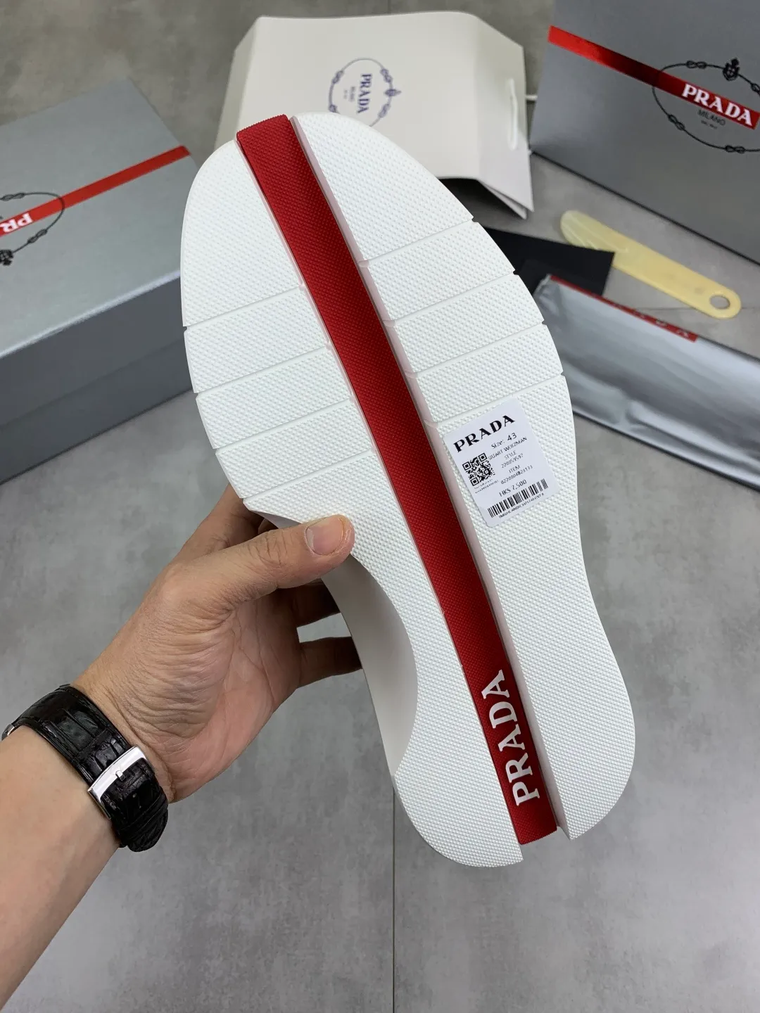 Men's men's shoes 💰P620💰[New model] The top version is now available on the official website, 🆘 The trendy brand (Prada) mainly promotes the popular style, avant-garde and versatile fashionable men's shoes, private version mold opening, cowhide surface splicing 1:1 replica.. Simple fashion, original imported cowhide and lining cowhide feet; the atmosphere and personality are more fashionable, eye-catching and pursuing class. It will subvert the old idea and be a must-have for fashion trendsetters with you! Must keep for yourself ! Tall and comfortable, large and low, high-end quality workmanship. The new high-end foam outsole from the official website. Size: 38-45. 3️⃣colors available.